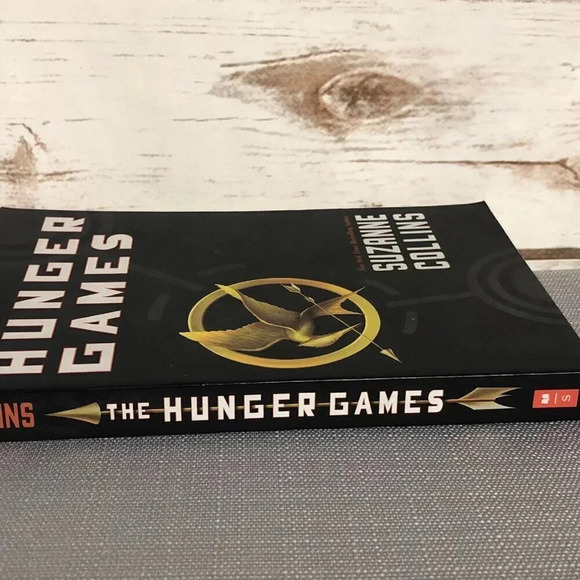 THE HUNGER GAMES (Book 1) by Suzanne Collins Paperback - Picture 6 of 6